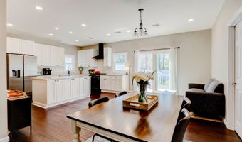 28 Duchess Ave, Middletown, NJ 07748