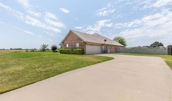 506 Fieldcrest Dr, Chickasha, OK 73018