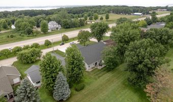 1018 Emerald Hills Dr, Arnolds Park, IA 51331
