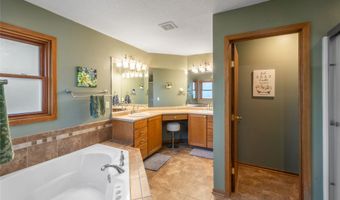 410 Oakwood Ct, Altoona, IA 50009