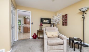 232 Point Of Woods Dr, Albany, NY 12203