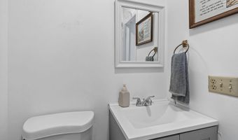 137 Point Of Woods Dr, Albany, NY 12203