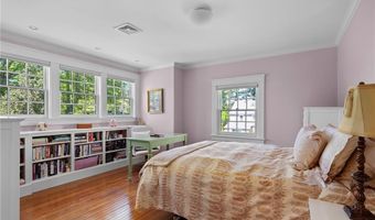 51 Ayrault St, Newport, RI 02840
