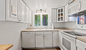 301 PRIDE FARM Rd, Falmouth, ME 04105