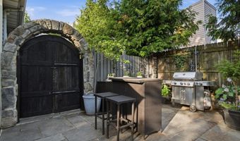 82 W 34TH St, Bayonne, NJ 07002