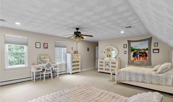 10 Lantern Brook Dr, Lincoln, RI 02865