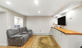 3 Sandy Ln, Bristol, RI 02809