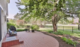 8 Hithergreen Ct, Algonquin, IL 60102