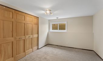 327 Oakwood Dr, Antioch, IL 60002