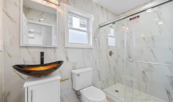 1 B SISSON Ct, Bayonne, NJ 07002
