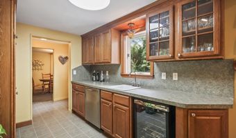 13 Swartzel Dr, Middletown, NJ 07748