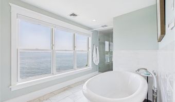 4 Clarkes Village Ln, Jamestown, RI 02835