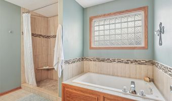 2012 Country Cove Ln, Altoona, IA 50009