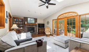 17 Northgate Dr, Albany, NY 12203