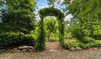 77 N High St, Clinton, CT 06413