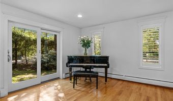 24 GREENWOOD Ln, Lincoln, RI 02865