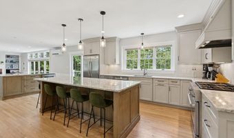 4 Victoria Ln, Falmouth, ME 04105