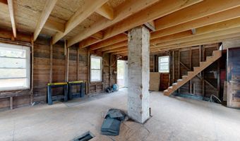 529 Riverside Dr, Auburn, ME 04210