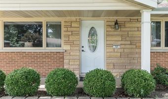 737 Smith Dr, Ballwin, MO 63011