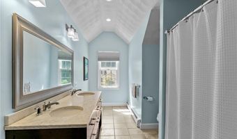 10 Lantern Brook Dr, Lincoln, RI 02865