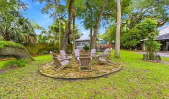 128 4th St, Apalachicola, FL 32320