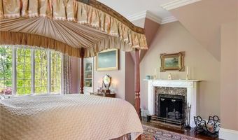 14 Leroy Ave, Newport, RI 02840