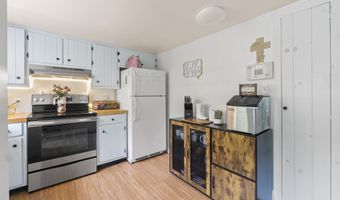 14 Lakeshore Dr, Belgrade, ME 04918