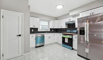16 OAK St, Bayonne, NJ 07002