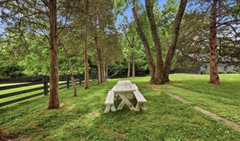 11005 Park Rd, Anchorage, KY 40223