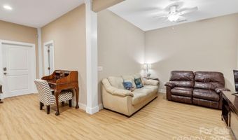 12 Broadmoor Dr, Arden, NC 28704