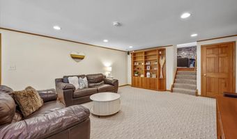 2631 N Stuart Dr, Arlington Heights, IL 60004