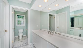 27 Southview Ter S, Middletown, NJ 07748