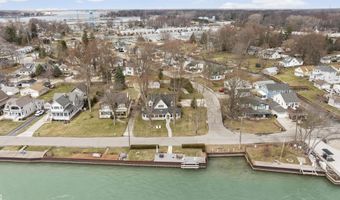 206 Edgewater Dr, Algonac, MI 48001