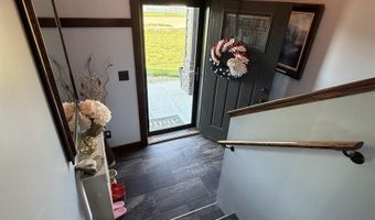 1524 Beechwood Dr, Aurora, NE 68818