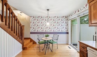 2 Mansion Woods Dr B, Agawam, MA 01001