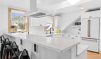 18 Barney St 3, Newport, RI 02840
