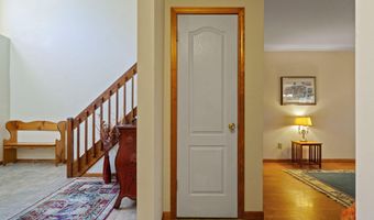38 Woodside Dr, Albany, NY 12208