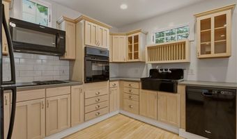 82 Van Zandt Ave, Newport, RI 02840