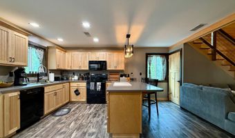 8 Breezy Knoll Ln, Baileyville, ME 04694