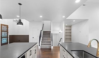32 Warwick Dr, Bella Vista, AR 72714