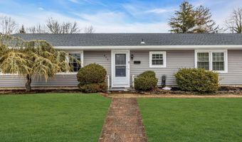 496 Apple Valley Dr, Belford, NJ 07718