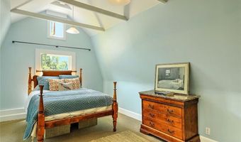 12 Howe St, Bristol, RI 02809
