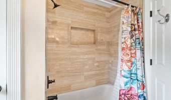 19 Elm St, Beachwood, NJ 08722