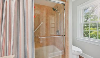 1805 ARMY NAVY Dr, Arlington, VA 22202