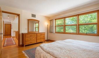 4 High Mountain Trl, Bayonne, NJ 07035