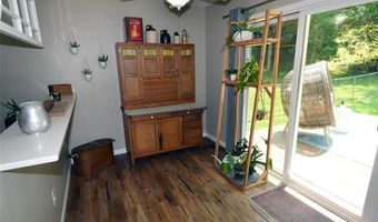 872 Village Brook Ct, Ballwin, MO 63021