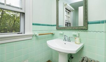 2 Carvin Ct, Warwick, RI 02886
