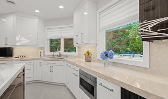 284 Park Ave, Oakhurst, NJ 07755