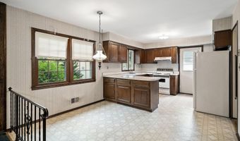 19 Galloping Cir, Belford, NJ 07718