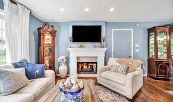 21 Lakeview Dr, Branford, CT 06405